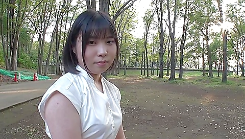 Fカップ巨乳プリ尻美少女!SSS級のむっちりボディでAVデビュー Fカップ巨乳プリ尻美少女!SSS級のむっちりボディでAVデビュー